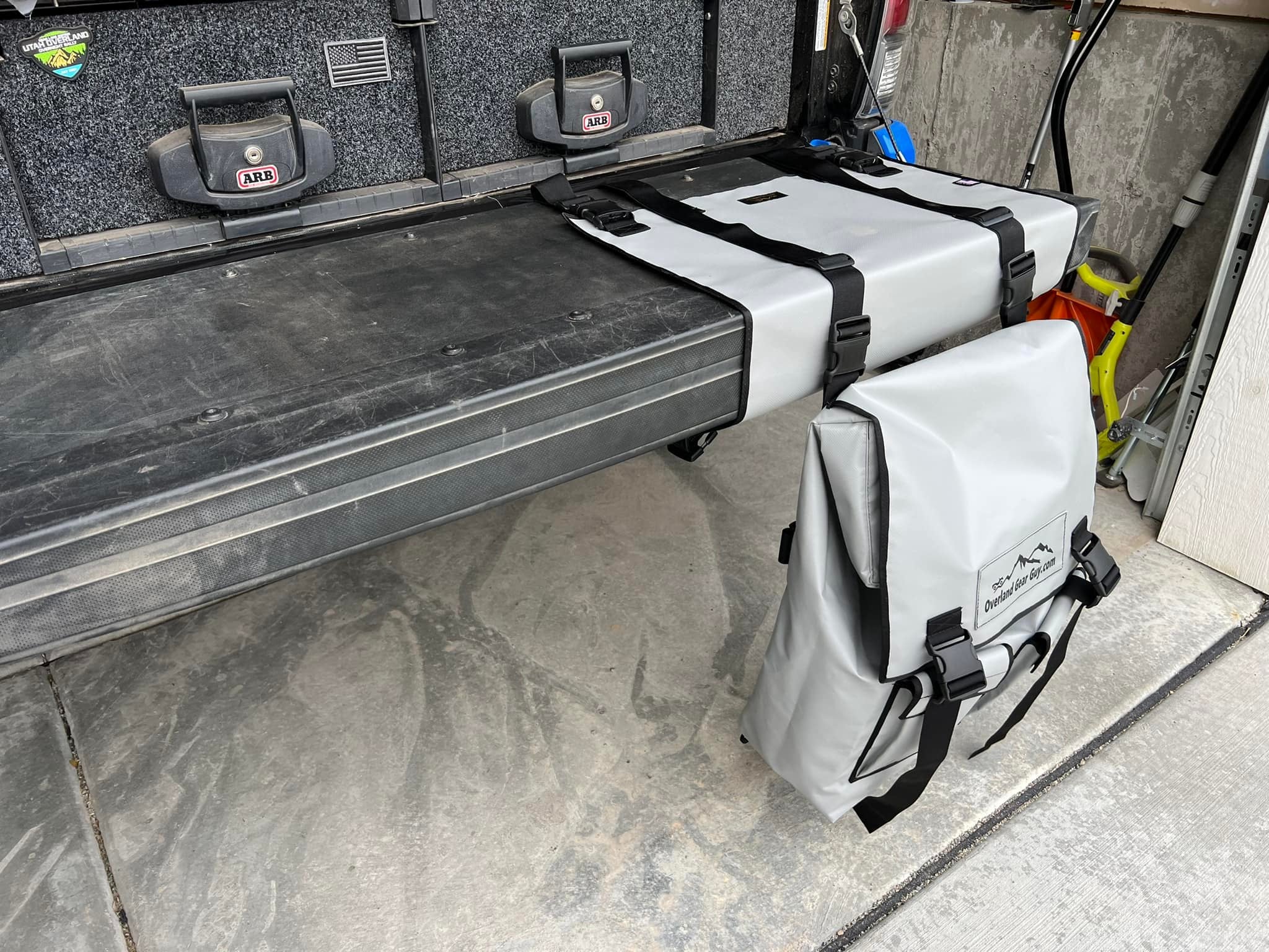 AUPERTO Weatherproof Truck Bed Cargo Bag - Heavy Duty Waterproof Luggage Bag  for Truck Bed with Net and 4 Metal Carbiners Fits Any Truck Size :  Amazon.in: Car & Motorbike